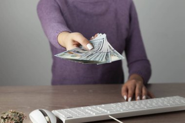  Kadın masaüstü arka planında para dağıtıyor