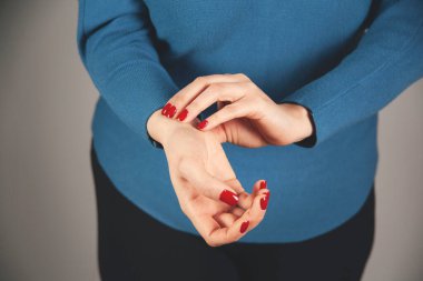 Genç kadın nabzı atıyor.