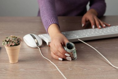  Kadın masaüstü arka planında para dağıtıyor