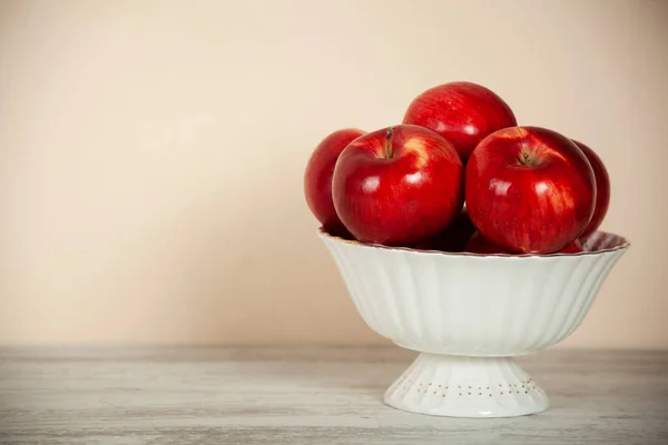 Une Pomme Rouge Pleine Vases Sur Table — Photo