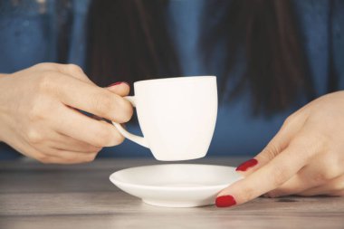  Kadın el kahvesi masanın üstünde.