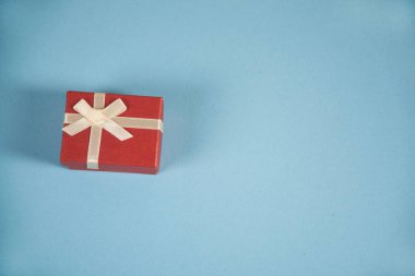 Masadaki pembe beyaz hediye kutuları.