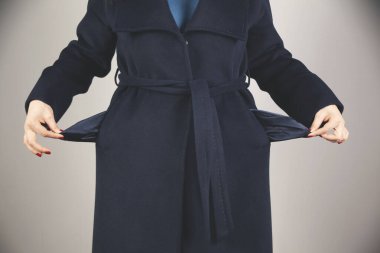 Gri arka planda kadın eli boş.