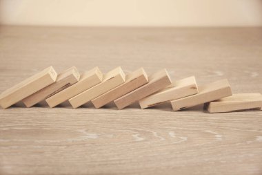 Ahşap mimari küpleri tuğla duvar arka planındaki masada.