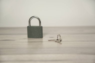 Kilit ve anahtar masanın üstünde.