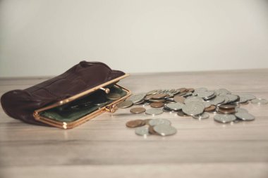  Masa arkasında bozuk para olan cüzdan.