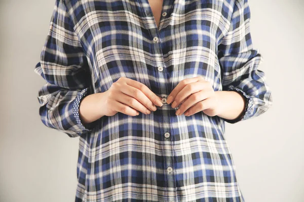 Mujer Negocios Botón Camisa Mano Sobre Fondo Gris — Foto de Stock