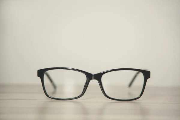 白色木制桌子上的时髦眼镜 — 图库照片