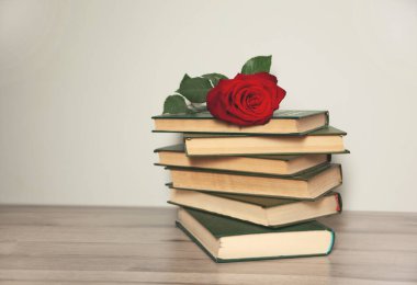 Masadaki kırmızı güller.