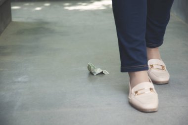 Kadınlar sokakta para dağıtır.