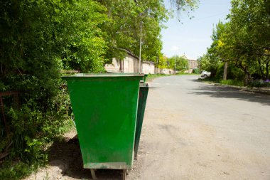 Çöp bidonları toplanmayı bekliyor.