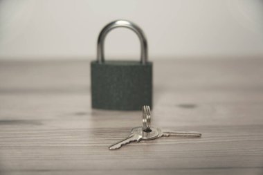 Kilit ve anahtar masanın üstünde.