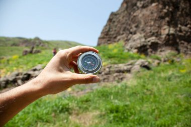 Ormandaki yolda pusula var