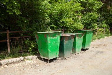 Çöp bidonları toplanmayı bekliyor.