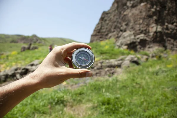 Ormandaki yolda pusula var