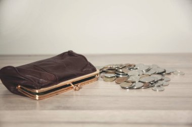  Masa arkasında bozuk para olan cüzdan.