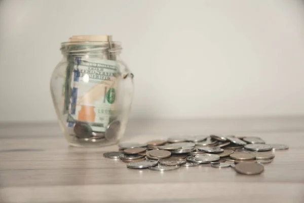 Banco Con Monedas Dinero Escritorio —  Fotos de Stock