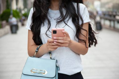 Kadın el çantası ve telefon merdivenlerde.