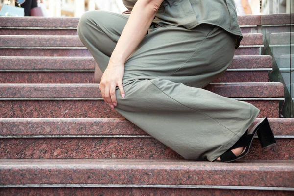Молода Жінка Падає Сходах — стокове фото