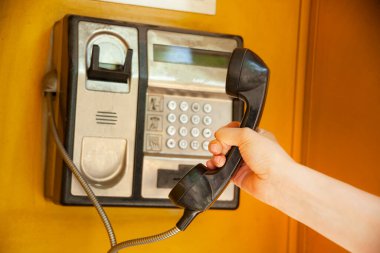 Sokaktaki ankesörlü telefon.