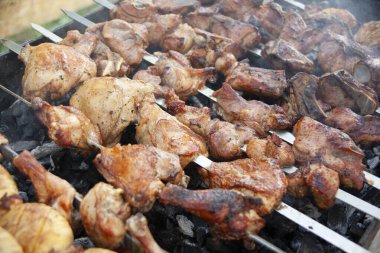 Siyah mayo giymiş genç bir çocuk denizde oynuyor..