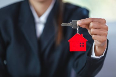 Emlakçılar Kırmızı Ev Anahtarlıklarını Yakaladı Emlak konsepti, ipotek, emlakçı, ev almak, satmak ya da kiralamak için sözleşme.