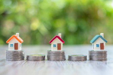 House On Coin Natural Conground Gayrimenkul Konsepti, mortgage ve yatırım, gelecekteki ev ve alan için tasarruf veya metin girmek için yatırım.