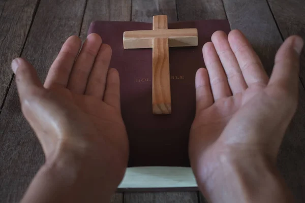 Mano Niña Descansa Sobre Biblia Cruz Orad Dios Con Poder — Foto de Stock