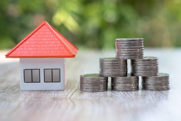 Una Moneda Una Bolsa Cáñamo Colocada Cerca Casa Del Techo — Foto de Stock