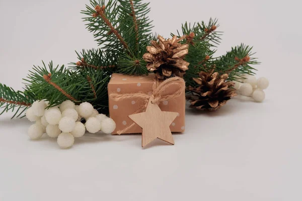 Beyaz arka planda DIY Noel süslemesi. Boşluğu kopyala