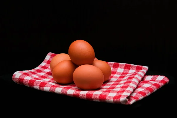Tekstil kumaşında kahverengi yumurta