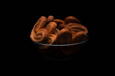 Koyu arkaplanda Puff palmier kurabiyeleri