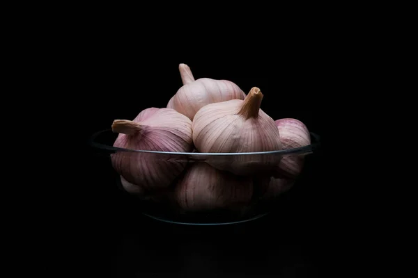 Bolbos Alho Tigela Vidro Fundo Escuro — Fotografia de Stock