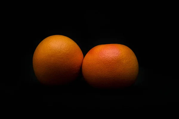 Toranja Madura Sobre Fundo Escuro — Fotografia de Stock