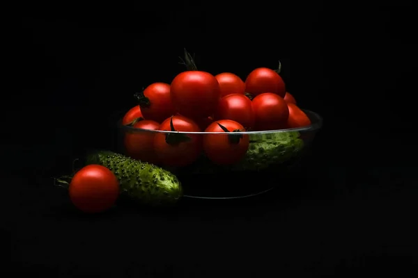 Tomates Pepinos Fundo Escuro — Fotografia de Stock