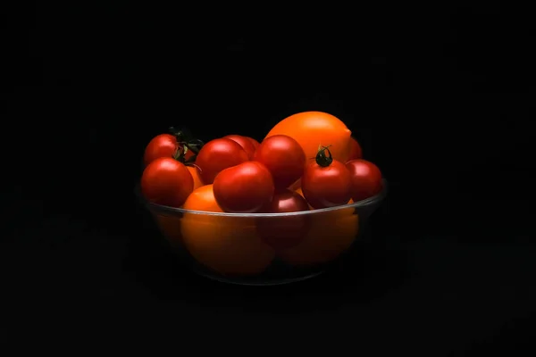 Tomates Vermelhos Amarelos Tigela Vidro Fundo Escuro — Fotografia de Stock