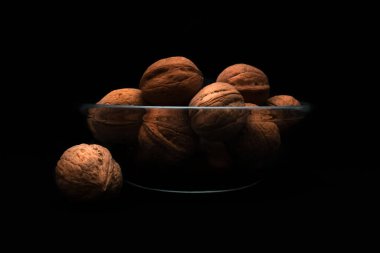 Koyu arkaplanda organik ceviz yığını