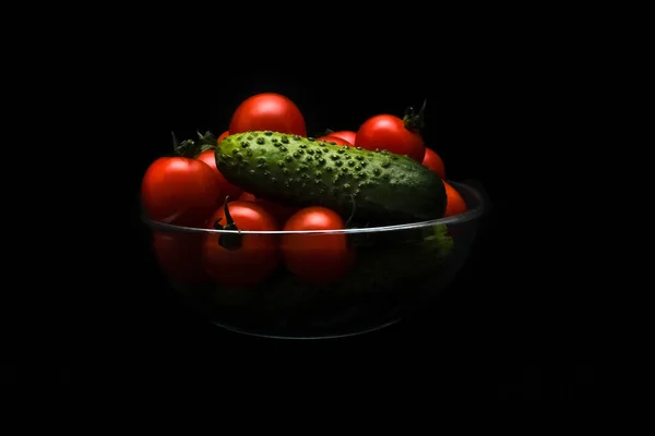 Tomates Pepinos Tigela Vidro Fundo Escuro — Fotografia de Stock