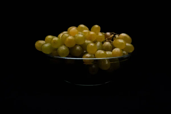 Raisins Mûrs Dans Bol Verre Sur Fond Sombre — Photo