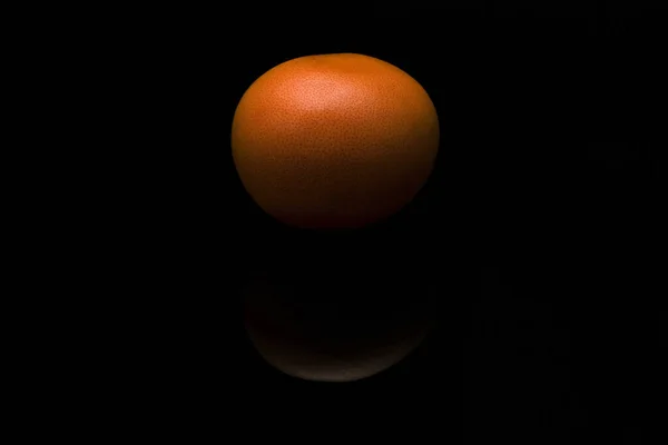 Zralý Grapefruit Odrazem Tmavém Pozadí — Stock fotografie