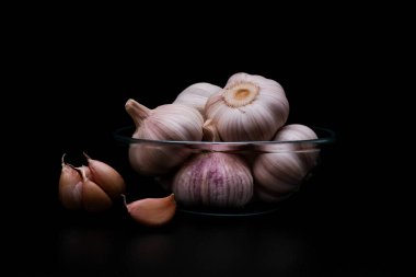 Sarımsak soğanları ve karanfiller koyu arkaplanda