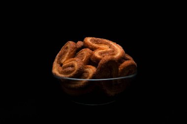 Fil kulaklı kurabiyeler, arka planda cam kasede.