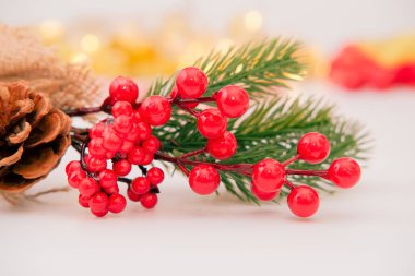 Noel kompozisyonu ökseotu, çam dalı, çam kozalağı ve ışık