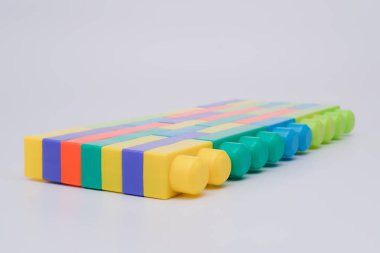 Gri arkaplanda çok renkli lego blokları inşaatı engelliyor