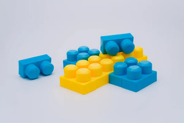 Blauwe Gele Lego Blokken Grijze Achtergrond — Stockfoto