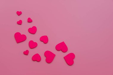Kalpler pembe arka planda. Aşk ve Sevgililer Günü konsepti. Boşluğu kopyala