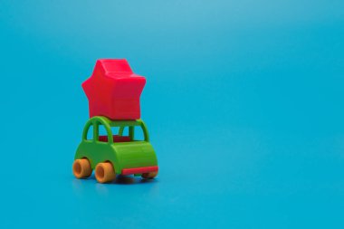 Fotokopi alanı ile müşteri deneyimi kavramını geliştiriyorum. Kırmızı yıldız taşıyan oyuncak araba.