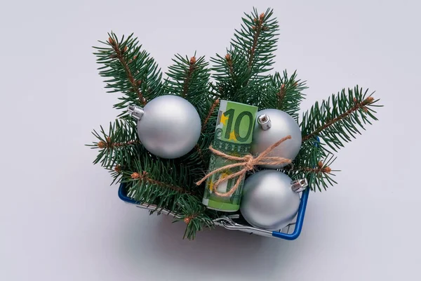 Winter Holidays Shopping Concept Shopping Basket Baubles Euro Banknotes Present — Stock Photo, Image