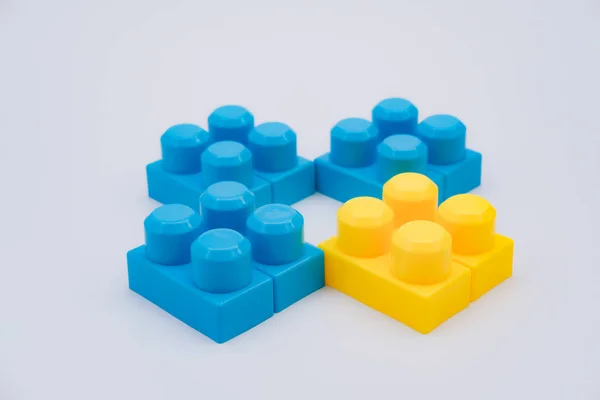 Niebieski Żółty Klocki Lego Białym Tle Praca Zespołowa Nowoczesna Koncepcja — Zdjęcie stockowe