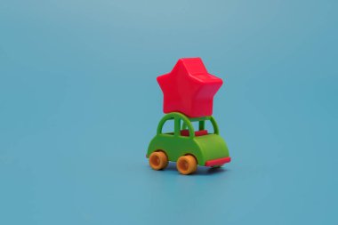 Fotokopi alanı ile müşteri deneyimi kavramını geliştir. Kırmızı yıldız taşıyan oyuncak araba.